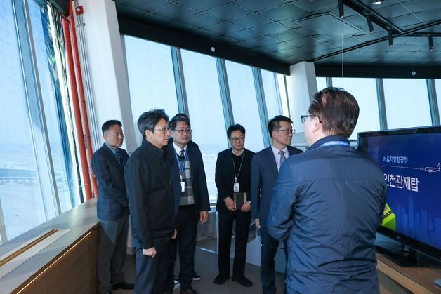 홍지선 차관 "항공교통량 100만대 성과, 관제사·조종사 헌신 덕분"
