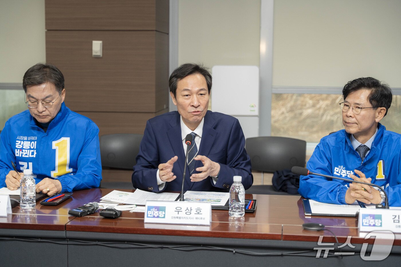 본문 이미지 - 우상호 더불어민주당 강원특별자치도지사 예비후보가 12일 KIST(한국과학기술연구원) 강릉분원 천연물연구소를 방문, 현장의 목소리를 청취했다.(우상호 측 제공. 재판매 및 DB금지)/뉴스1