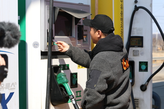 정명근 화성시장, 주유소 현장 찾아…'2100원' 가격 조정 요청도