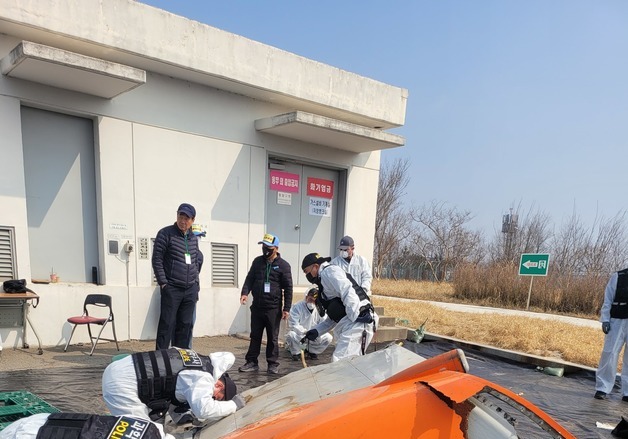 여객기 참사 잔해 재분류서 유해 추정 추가 발견…유가족 "책임 규명"