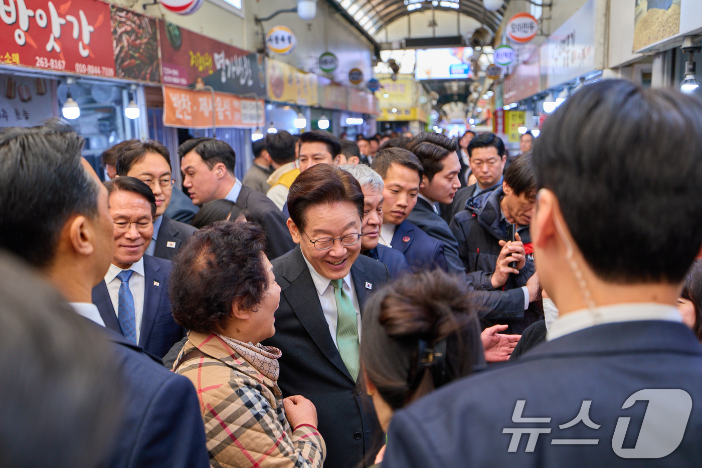 (서울=뉴스1) 허경 기자 = 이재명 대통령이 13일 충북 청주 사창시장을 방문해 상인들과 대화하고 있다. (청와대 제공. 재판매 및 DB 금지) 2026.3.13/뉴스1