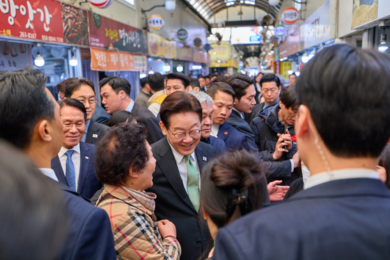 청주 사창시장 방문한 이재명 대통령