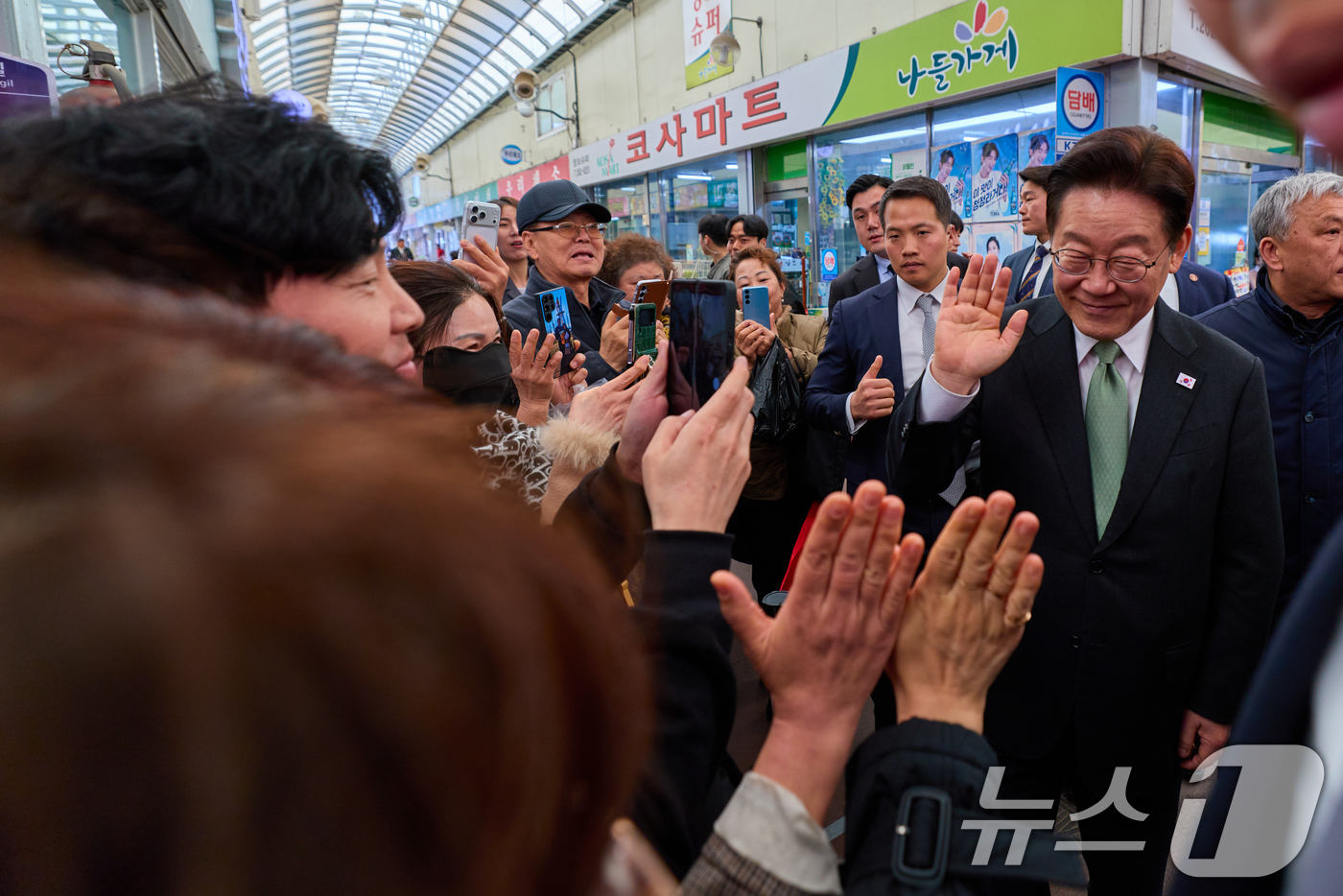 (서울=뉴스1) 허경 기자 = 이재명 대통령이 13일 충북 청주 사창시장을 방문해 상인들과 인사하고 있다. (청와대 제공. 재판매 및 DB 금지) 2026.3.13/뉴스1