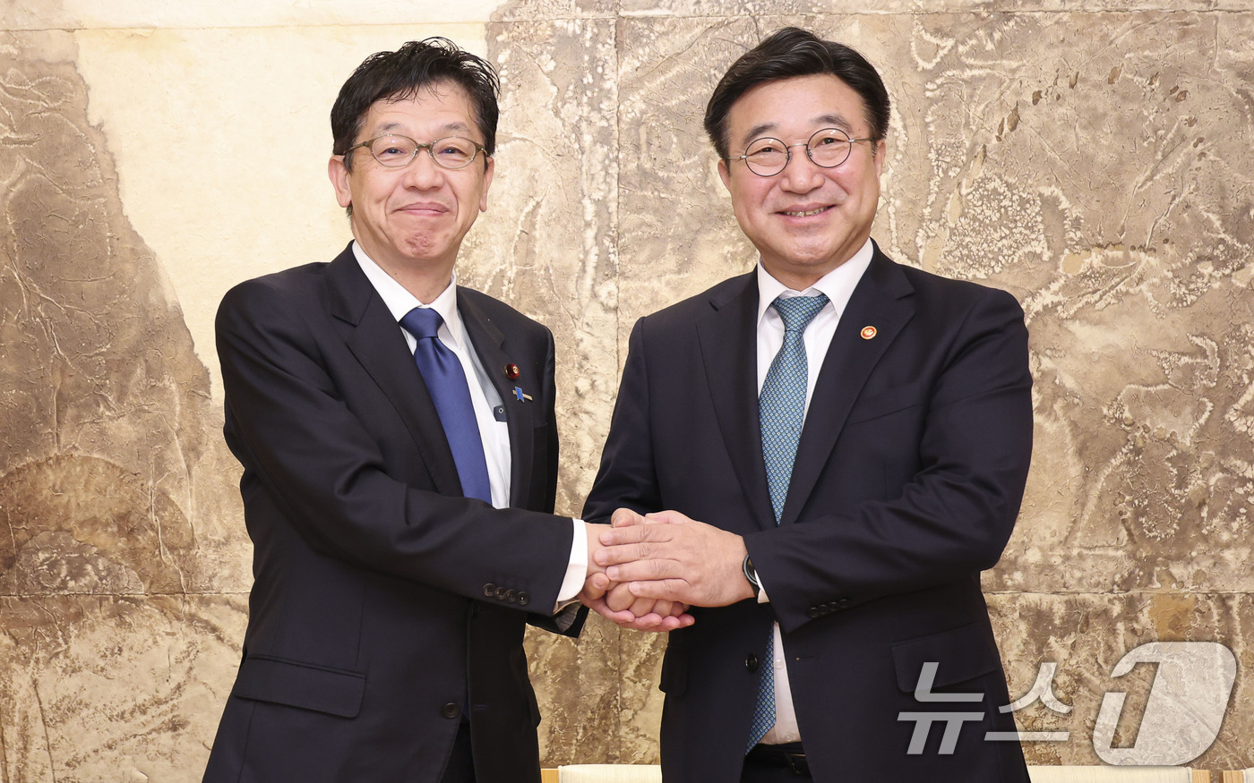 (서울=뉴스1) = 윤호중 행정안전부 장관과 마쓰모토 히사시 일본 디지털대신이 13일 일본 도쿄에서 조찬 회담을 갖고 인공지능 정부 분야 협력 방안을 논의한 후 기념 촬영을 하고 …
