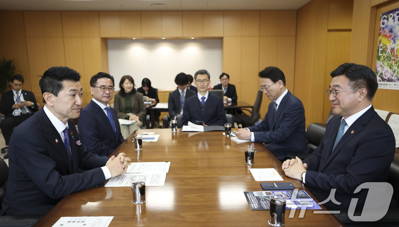 (서울=뉴스1) = 윤호중 행정안전부 장관과  아카마 지로 방재대신이 13일 오후 일본 도쿄 내각부 회의실에서 한-일 방재회의 및 재난분야 협력 MOU 등 실질적인 협력 확대 방안 …