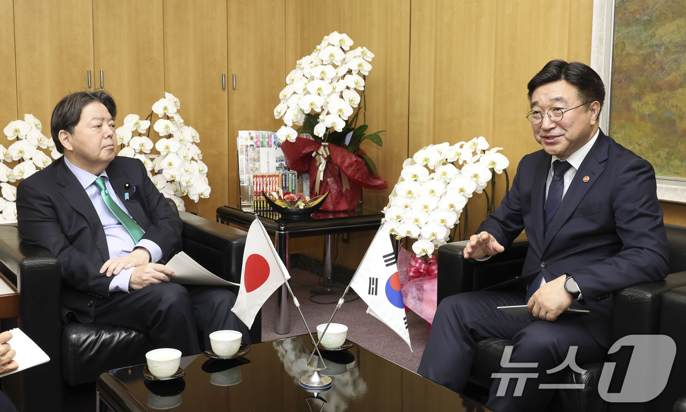 (서울=뉴스1) = 윤호중 행정안전부 장관과 하야시 요시마사 총무대신이 지난 12일 오후 도쿄 총무성 청사에서 고향사랑기부제, 광역시도 간 행정통합 등 양국 공통 현안에 대한 실질 …