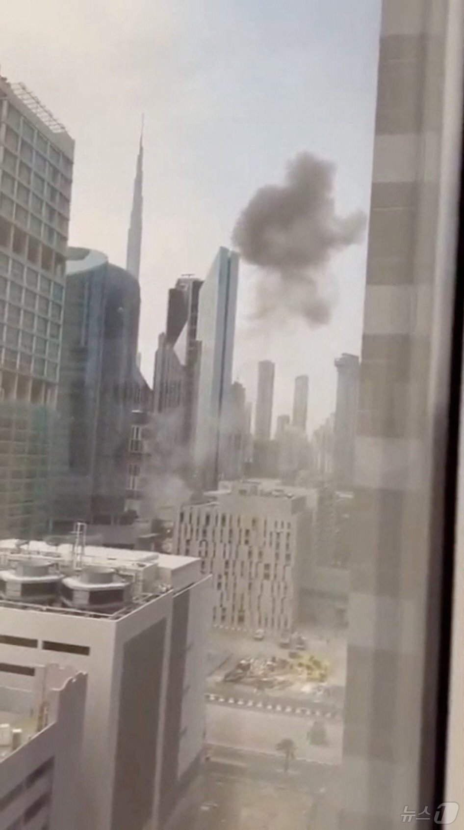 본문 이미지 - 두바이 중심부 상공에서 이란 드론 요격 직후 연기가 치솟고 있다. 2026.03.13 ⓒ 로이터=뉴스1