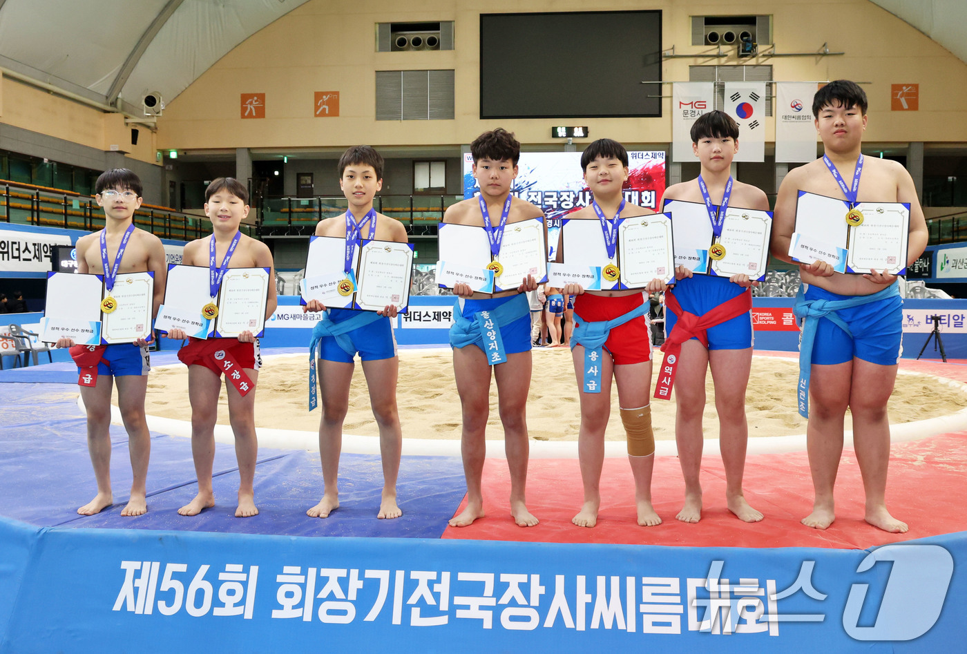 (서울=뉴스1) = 13일 경상북도 문경시 문경실내체육관에서 열린 ‘제56회 회장기전국장사씨름대회' 초등학교부 개인전에서 1위를 차지한 박윤제(원통초, 왼쪽부터), 정우찬(순천팔마 …