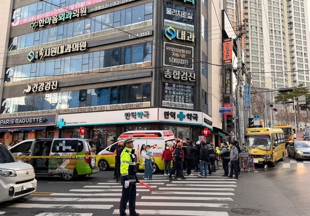 부산 만덕동서 3중 추돌 사고…5명 병원 이송