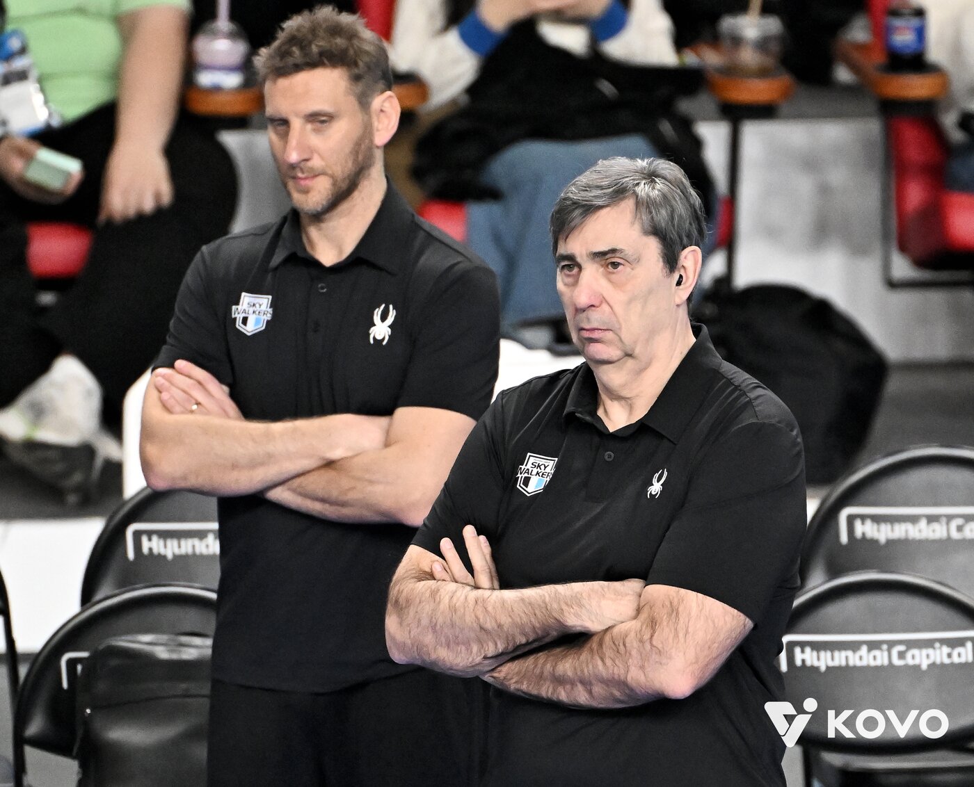 본문 이미지 - 필립 블랑 현대캐피탈 감독이 13일 천안 유관순체육관에서 열린 삼성화재와 경기를 지켜보고 있다. (KOVO 제공)