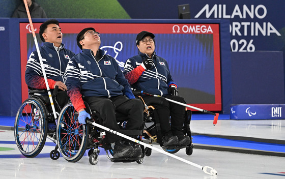 휠체어컬링 혼성, 결승 진출 무산…14일 스웨덴과 동메달 결정전