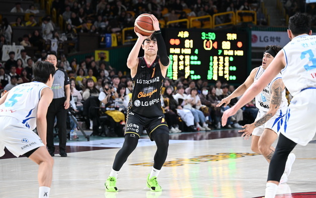 프로농구 선두 LG, 삼성 꺾고 연패 탈출…유기상 25점 맹활약