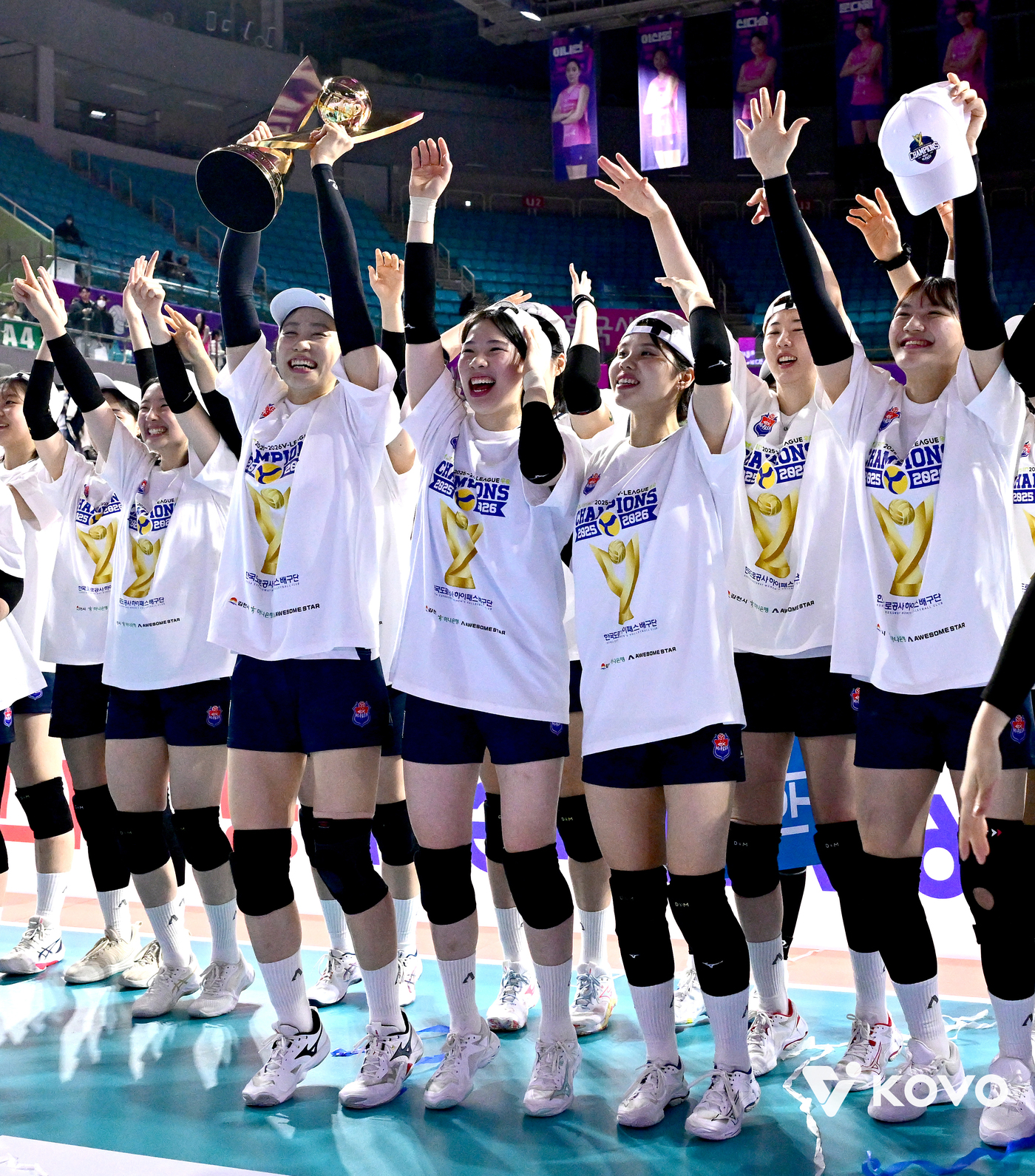 (서울=뉴스1) = 13일 인천 삼산월드체육관에서 열린 2025-2026 프로배구 V리그 여자부 흥국생명과의 경기에서 승리하며 정규리그 1위를 차지한 한국도로공사 선수들이 기쁨을 …