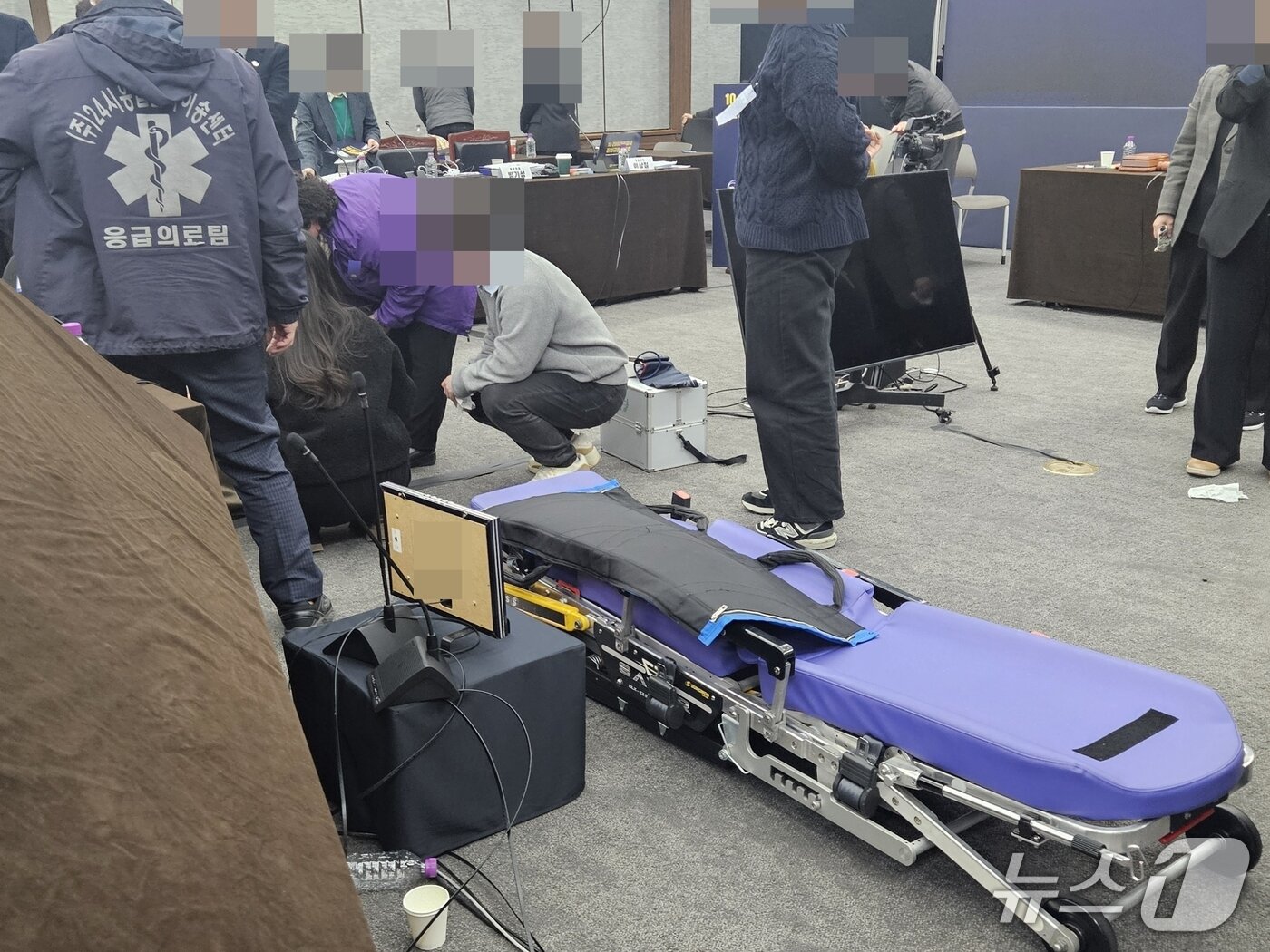 본문 이미지 - 13일 서울 중구 은행회관에서 열린 10·29 이태원참사 진상규명 청문회 정회 후 청문회장에 투입된 들것. (공동취재) 2026.3.13 ⓒ 뉴스1 김도우 기자