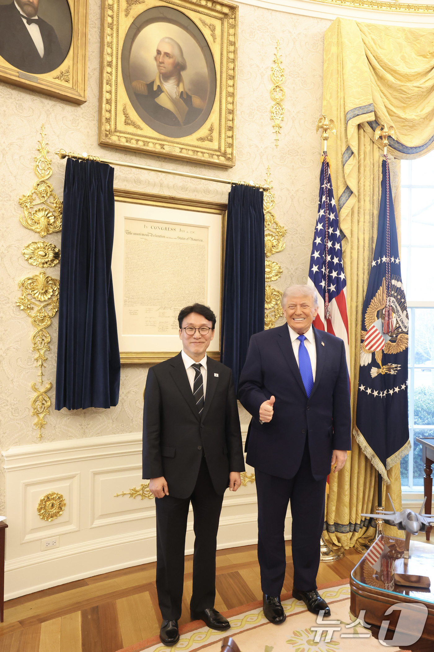 (서울=뉴스1) 임세영 기자 = 김민석 국무총리가 13일(현지시간) 미국 워싱턴 D.C 백악관에서 도널드 트럼프 미국 대통령을 만나 기념촬영을 하고 있다. (총리실 제공. 재판매 …