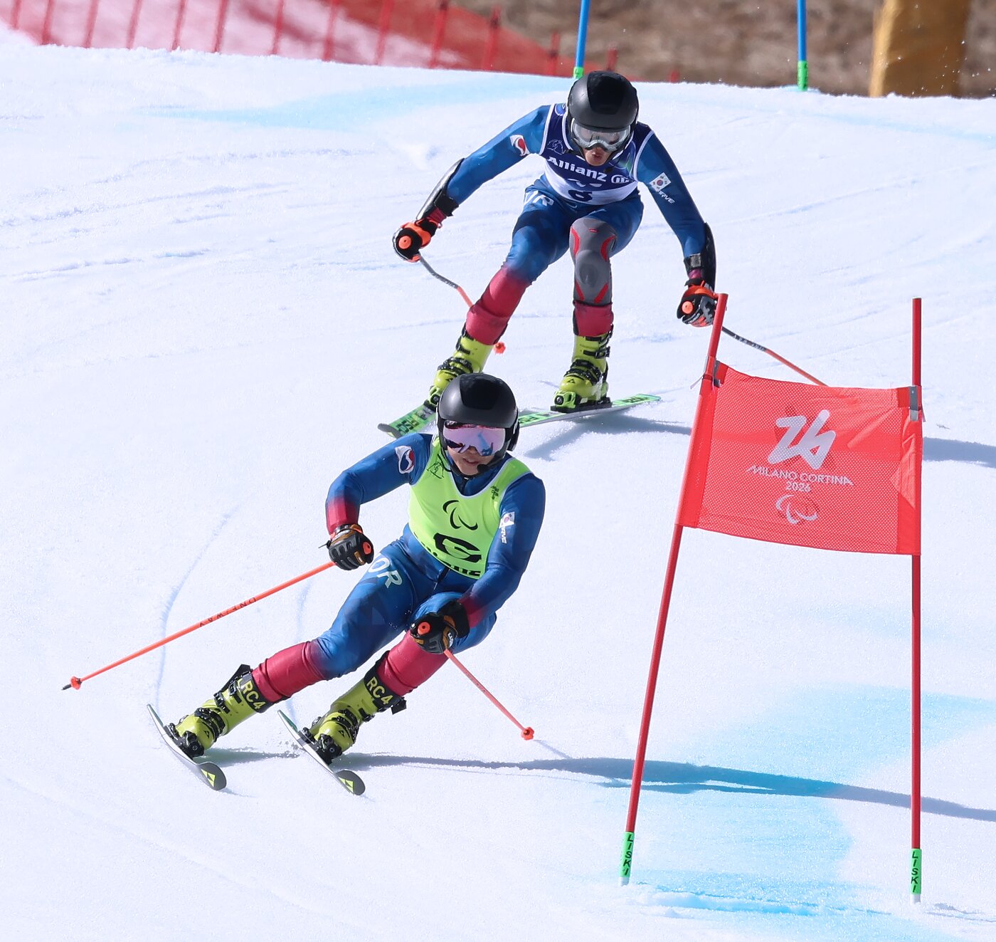 본문 이미지 - 2026 밀라노·코르티나담페초 동계패럴림픽 알파인 스키 남자 대회전 시각장애 부문에 출전한 황민규(뒤)와 김준형 가이드. (대한장애인체육회 제공)