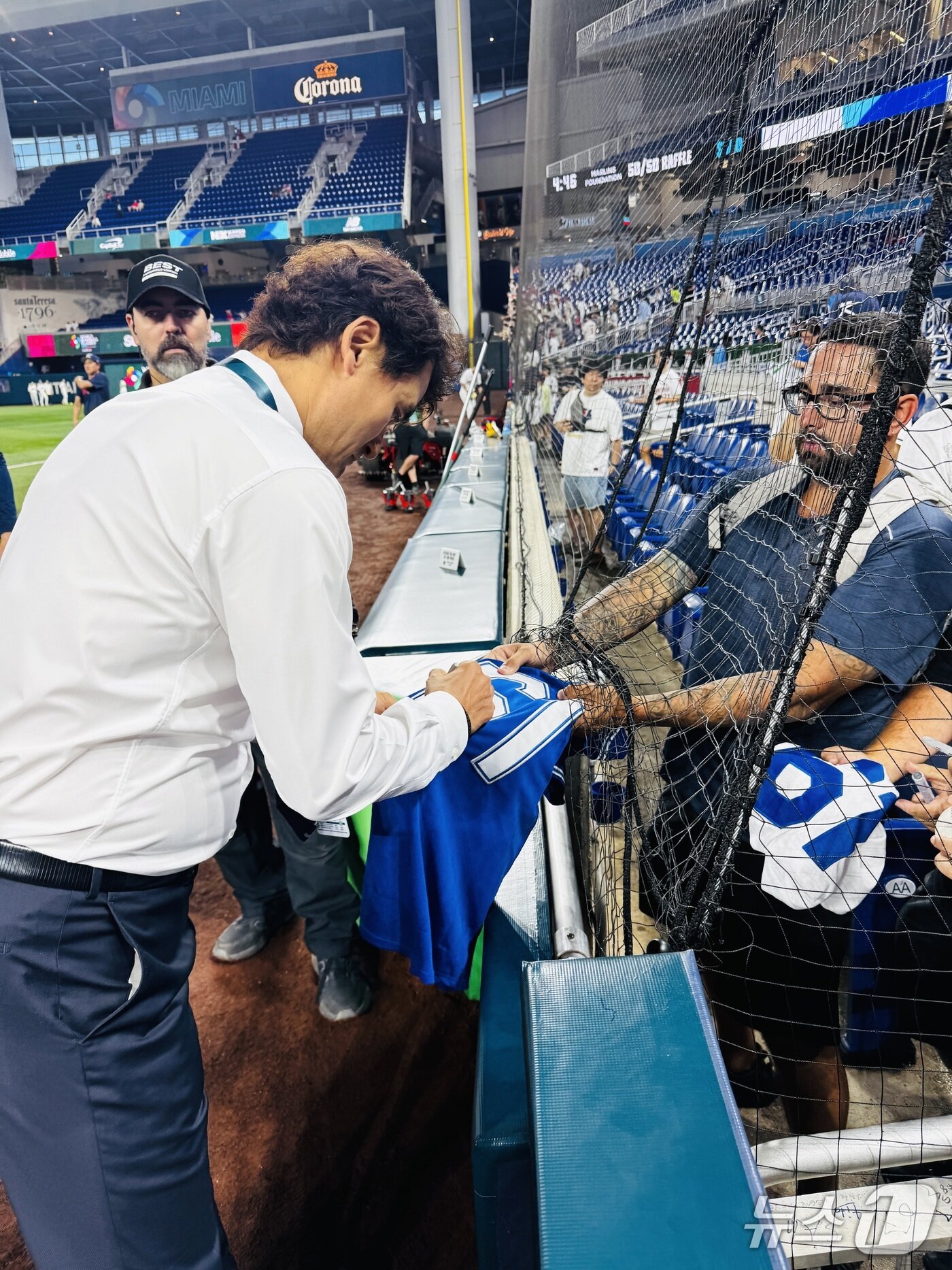 본문 이미지 - 박찬호 KBS 해설위원이 14일(한국시간) 한국과 도미니카공화국의 경기가 열리는 론디포 파크에서 팬들에게 사인을 해주고 있다.