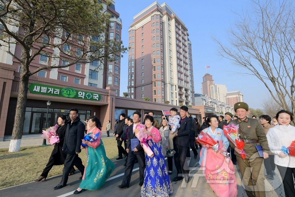 (평양 노동신문=뉴스1) = 북한 노동당 기관지 노동신문은 14일 새별거리에서 새집들이를 시작했다고 보도했다. 박태성 내각총리, 당과 정부 간부들, 건설에 참가한 인민군 부대 지휘 …