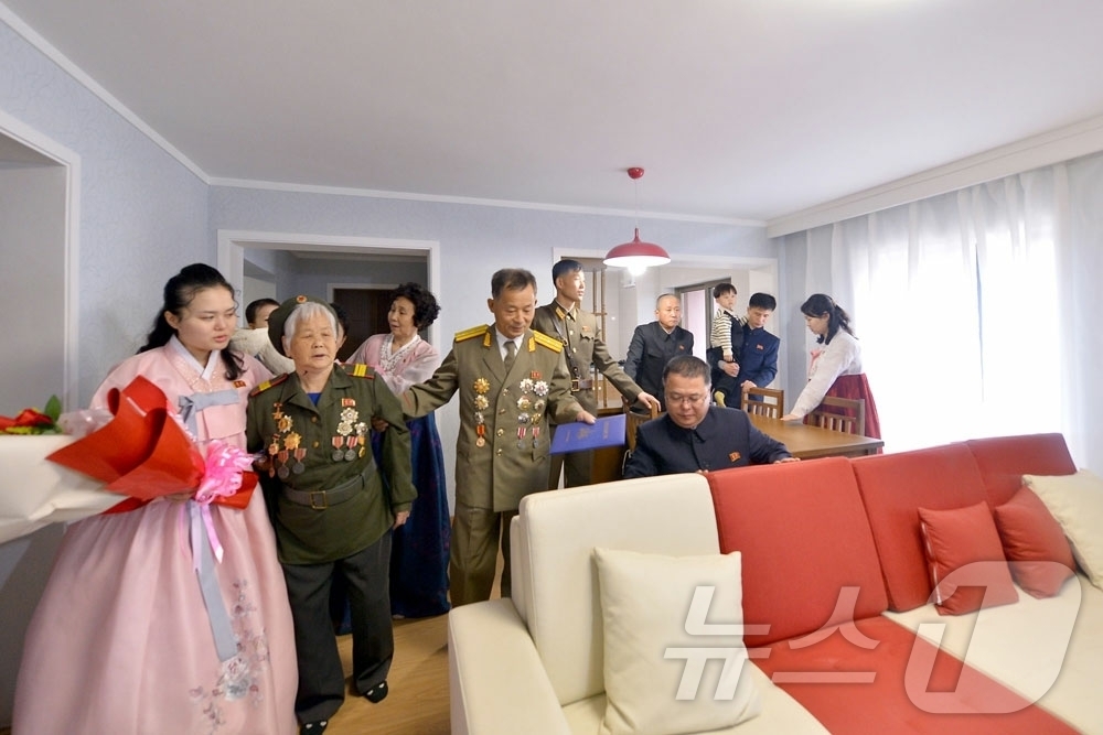 (평양 노동신문=뉴스1) = 북한 노동당 기관지 노동신문은 14일 새별거리에서 새집들이를 시작했다고 보도했다. 박태성 내각총리, 당과 정부 간부들, 건설에 참가한 인민군 부대 지휘 …