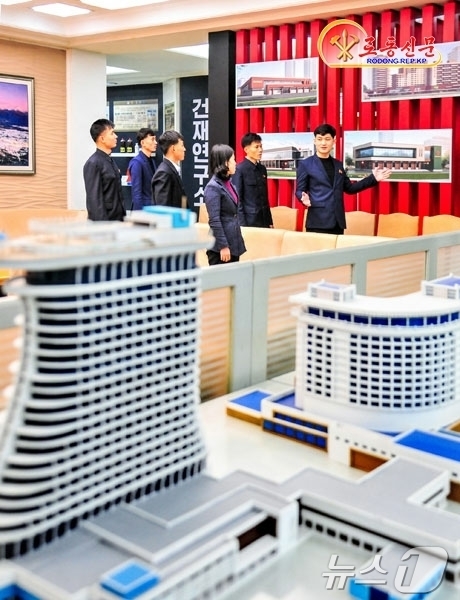 (평양 노동신문=뉴스1) = 북한 노동당 기관지 노동신문은 14일 백두산건축연구원에서 "주체 건축 발전에 깃든 경애하는 총비서 동지의 불멸의 영도 업적을 깊이 새기고 있다"고 보도 …