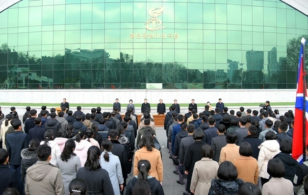'새별거리' 입주 시작…"혁명의 기본은 사람 육성" 강조 [데일리 북한]