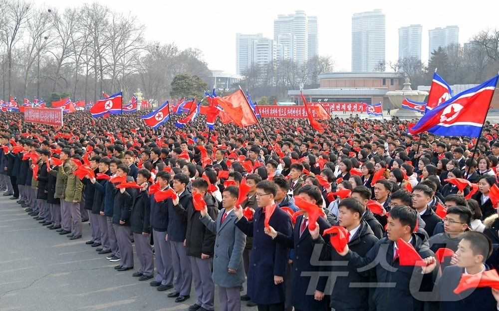 (평양 노동신문=뉴스1) = 북한 노동당 기관지 노동신문은 14일 평양시와 각 도(직할시)에서 근로단체연합궐기모임을 진행했다고 보도했다.[국내에서만 사용가능. 재배포 금지. DB …