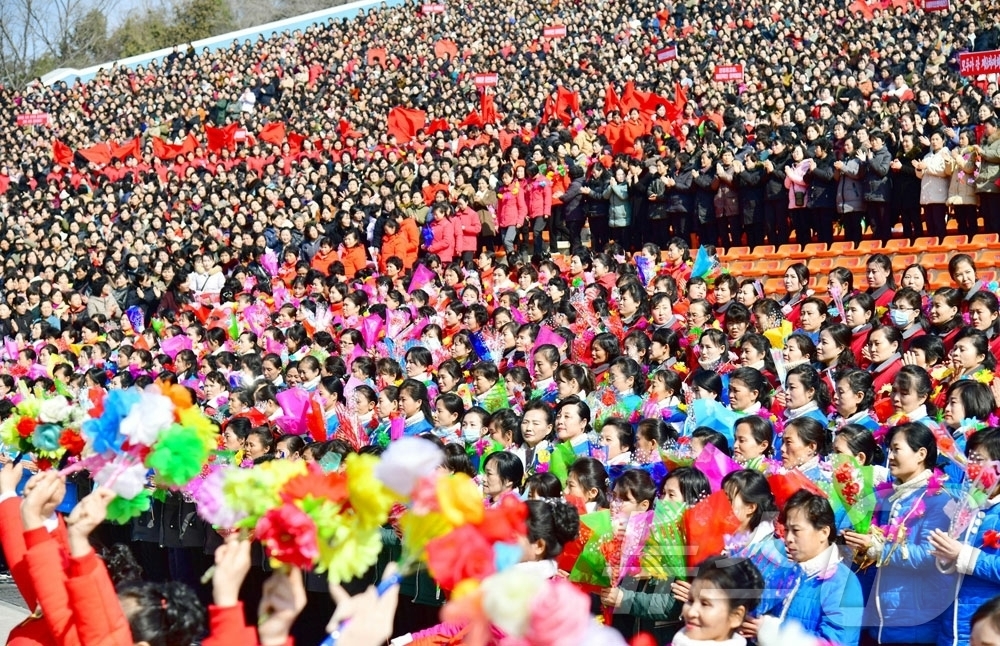 (평양 노동신문=뉴스1) = 북한 노동당 기관지 노동신문은 14일 당 9차 대회가 제시한 목표 실현을 위해 수도의 여성들이 당 정책 관철의 전구들로 탄원(자원)했다고 선전했다.[국 …