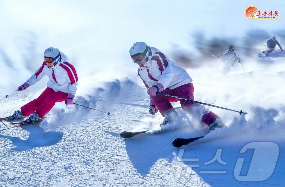 (평양 노동신문=뉴스1) = 북한 노동당 기관지 노동신문은 14일 삼지연시의 한 간부가 "베개봉은 해발고도가 스키 타기에 적절할 뿐 아니라 주변 나무들이 울창하고 청신한 기운이 감 …
