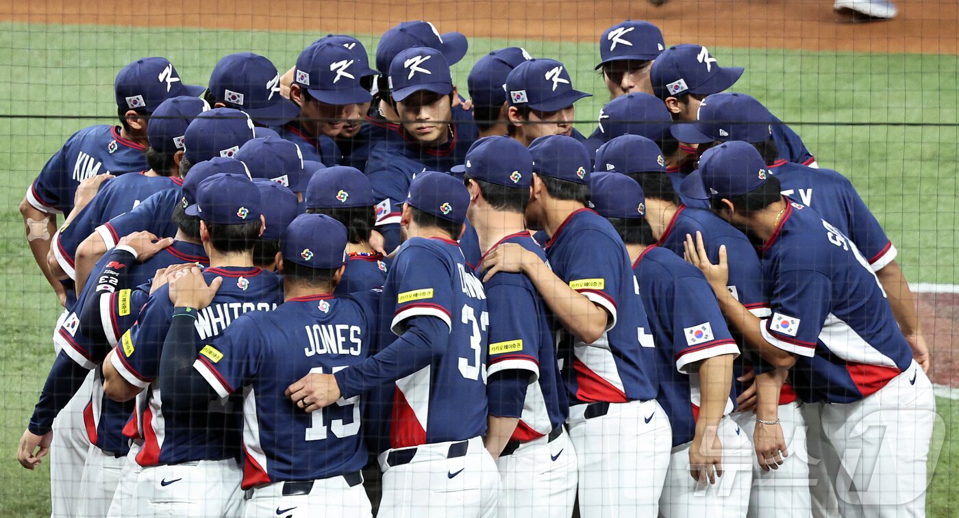 본문 이미지 - 대한민국 야구 대표팀 선수들이 이 13일 오후(현지시간) 미국 플로리다주 마이애미 론디포파크에서 열린 2026 월드베이스볼클래식(WBC) 8강전 도미니카공화국의 경기를 준비하고 있다. 2026.3.14 ⓒ 뉴스1 구윤성 기자