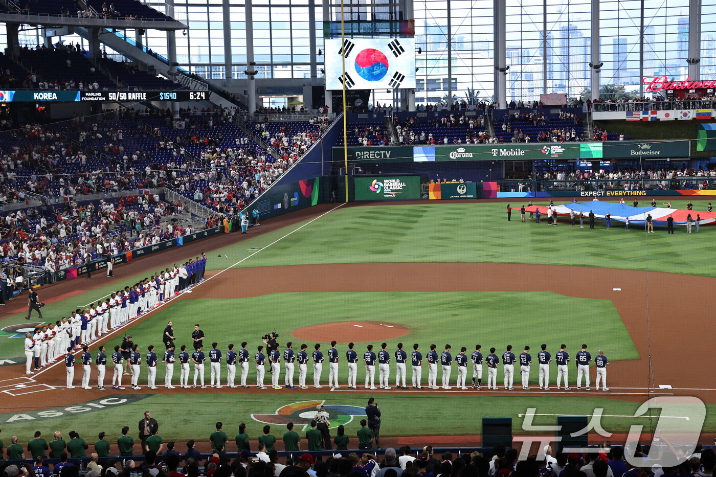 본문 이미지 - 13일 오후(현지시간) 미국 플로리다주 마이애미 론디포파크에서 열린 2026 월드베이스볼클래식(WBC) 8강전 대한민국과 도미니카공화국의 경기에 앞서 양팀 선수들이 도열해 있다. 2026.3.14 ⓒ 뉴스1 구윤성 기자