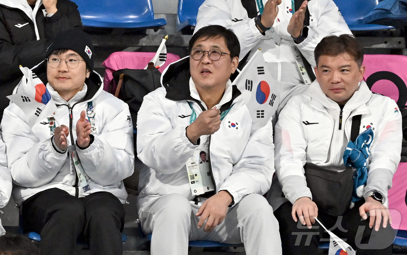 (코르티나담페초=뉴스1) 사진공동취재단 = 최휘영 문화체육관광부장관(가운데)이 13일(현지시간) 이탈리아 코르티나담페초 컬링 올림픽 스타디움에서 열린  2026 밀라노 코르티나 패 …