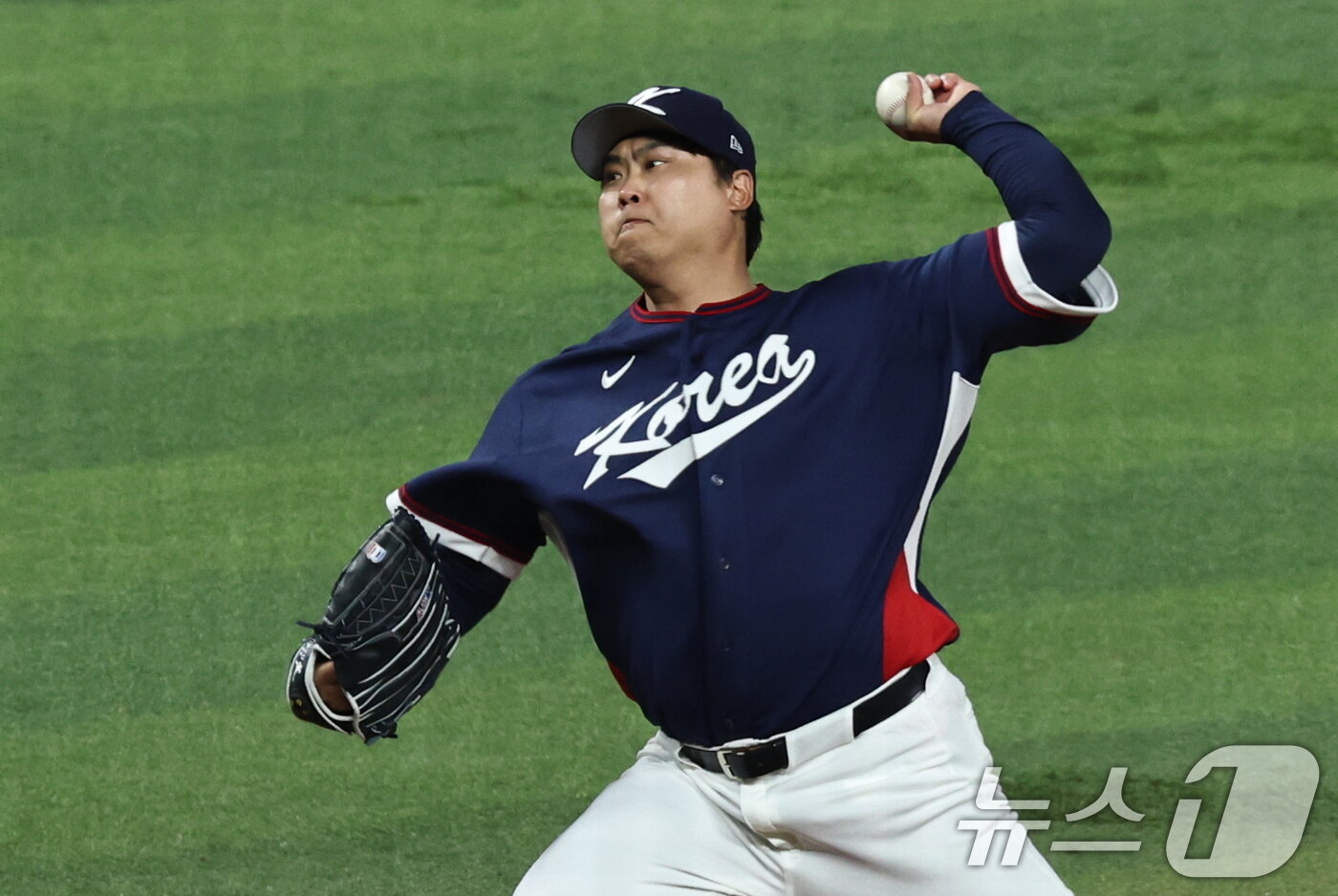 본문 이미지 - 13일 오후(현지시간) 미국 플로리다주 마이애미 론디포파크에서 열린 2026 월드베이스볼클래식(WBC) 8강전 대한민국과 도미니카공화국의 경기. 대한민국 선발 류현진이 1회말 등판해 힘차게 공을 던지고 있다. 2026.3.14 ⓒ 뉴스1 구윤성 기자