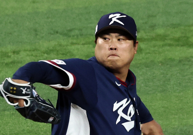 힘차게 공을 던지는 류현진