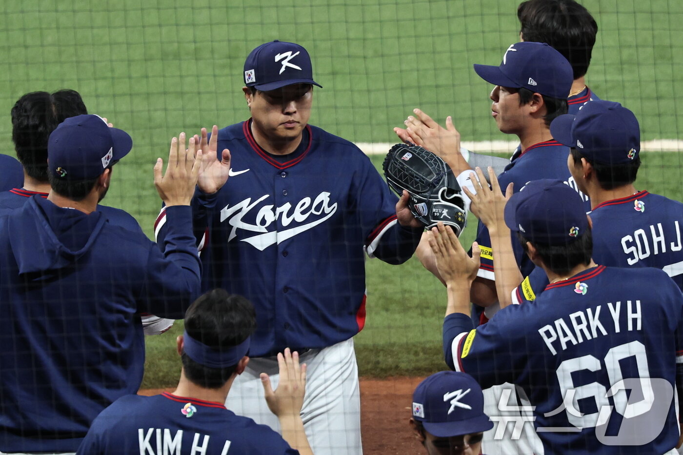 본문 이미지 - 13일 오후(현지시간) 미국 플로리다주 마이애미 론디포파크에서 열린 2026 월드베이스볼클래식(WBC) 8강전 대한민국과 도미니카공화국의 경기. 대한민국 선발 류현진이 1회말 이닝을 실점 없이 마친 뒤 더그아웃으로 들어가며 동료들과 하이파이브를 하고 있다. 2026.3.14 ⓒ 뉴스1 구윤성 기자