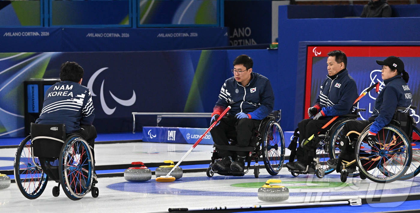 (코르티나담페초=뉴스1) 사진공동취재단 = 휠체어컬링 한국대표팀 선수들이 13일(현지시간) 이탈리아 코르티나담페초 컬링 올림픽 스타디움에서 열린  2026 밀라노 코르티나 패럴림픽 …