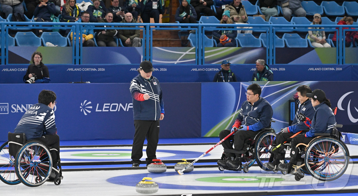 (코르티나담페초=뉴스1) 사진공동취재단 = 휠체어컬링 임성민 감독(왼쪽에서 두 번째)이 13일(현지시간) 이탈리아 코르티나담페초 컬링 올림픽 스타디움에서 열린  2026 밀라노 코 …