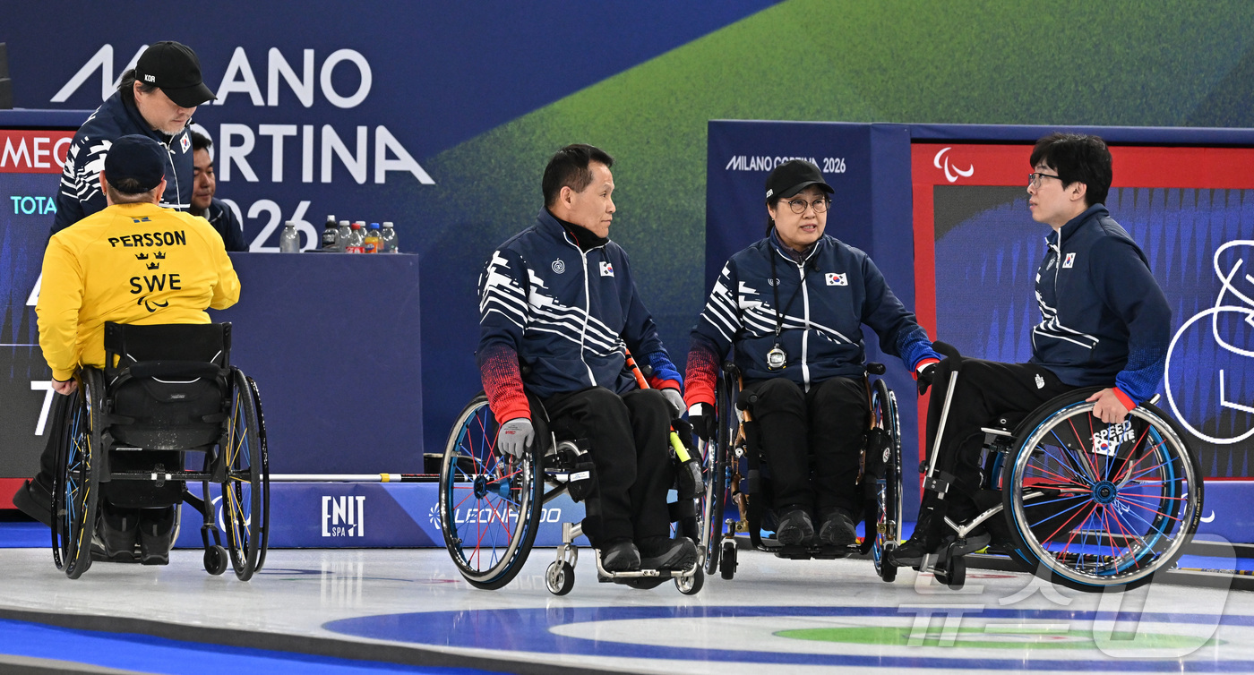 (코르티나담페초=뉴스1) 사진공동취재단 = 휠체어컬링 한국선수들이 13일(현지시간) 이탈리아 코르티나담페초 컬링 올림픽 스타디움에서 열린  2026 밀라노 코르티나 패럴림픽 휠체어 …