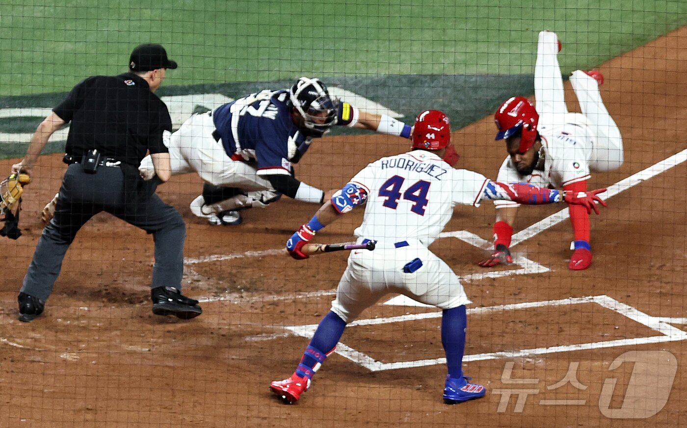 본문 이미지 - 13일 오후(현지시간) 미국 플로리다주 마이애미 론디포파크에서 열린 2026 월드베이스볼클래식(WBC) 8강전 대한민국과 도미니카공화국의 경기. 2회말 1사 1루 도미니카 공화국의 블라디미르 게레로 주니어가 후니오르 카미네로의 안타 때 홈으로 쇄도해 득점에 성공하고 있다. 2026.3.14 ⓒ 뉴스1 구윤성 기자