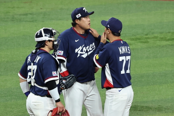 류현진 다독이는 김광삼 투수코치