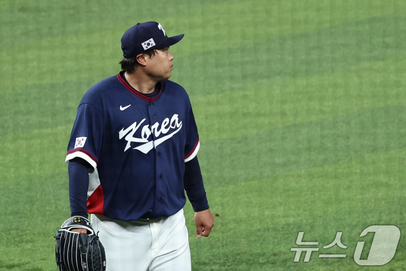 본문 이미지 - 13일 오후(현지시간) 미국 플로리다주 마이애미 론디포파크에서 열린 2026 월드베이스볼클래식(WBC) 8강전 대한민국과 도미니카공화국의 경기에서 노경은과 교체 후 마운드에서 내려오고 있다. 2026.3.14 ⓒ 뉴스1 구윤성 기자