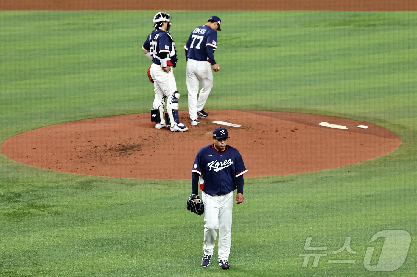 본문 이미지 - 13일 오후(현지시간) 미국 플로리다주 마이애미 론디포파크에서 열린 2026 월드베이스볼클래식(WBC) 8강전 대한민국과 도미니카공화국의 경기. 대한민국 선발 류현진이 2회말 2사 1,2루 상황에서 강판되고 있다. 2026.3.14 ⓒ 뉴스1 구윤성 기자