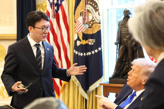 트럼프 대통령과 대화 나누는 김민석 총리