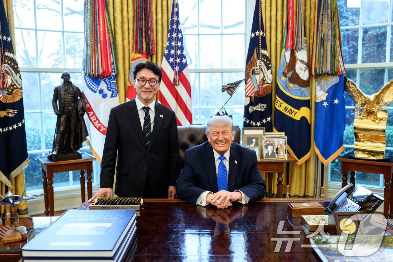 (서울=뉴스1) 임세영 기자 = 김민석 국무총리가 13일(현지시간) 미국 워싱턴 D.C 백악관에서 도널드 트럼프 미국 대통령을 만나 포즈를 취하고 있다. (총리실 제공. 재판매 및 …