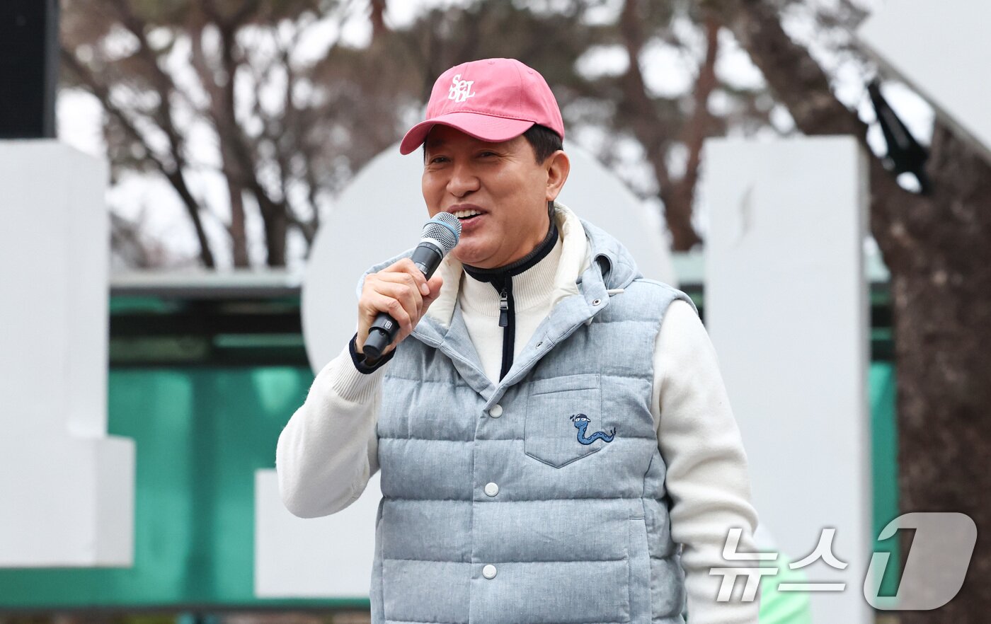 본문 이미지 - 오세훈 서울시장이 14일 오전 서울 영등포구 여의도공원 일대에서 열린 '쉬엄쉬엄 모닝'에서 인사말을 하고 있다. '쉬엄쉬엄 모닝'은 도심 도로 공간을 시민에게 개방하는 서울형 생활체육 프로그램으로 이날 처음으로 개최됐다. 2026.3.14 ⓒ 뉴스1 최지환 기자