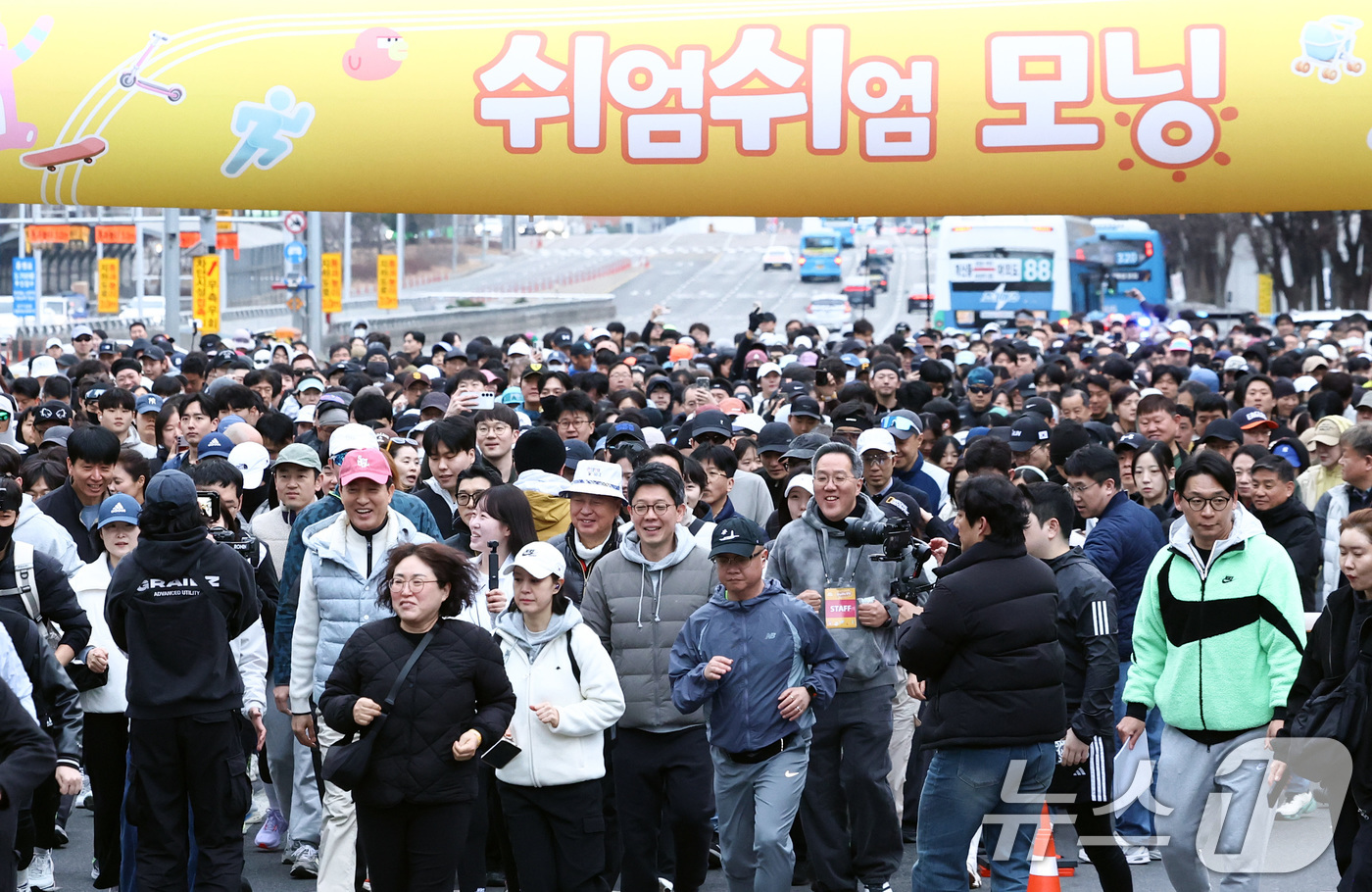 (서울=뉴스1) 최지환 기자 = 오세훈 서울시장이 14일 오전 서울 영등포구 여의도공원 일대에서 열린 '쉬엄쉬엄 모닝'에 참석해 시민들과 함께 걷고 있다.'쉬엄쉬엄 모닝'은 도심 …