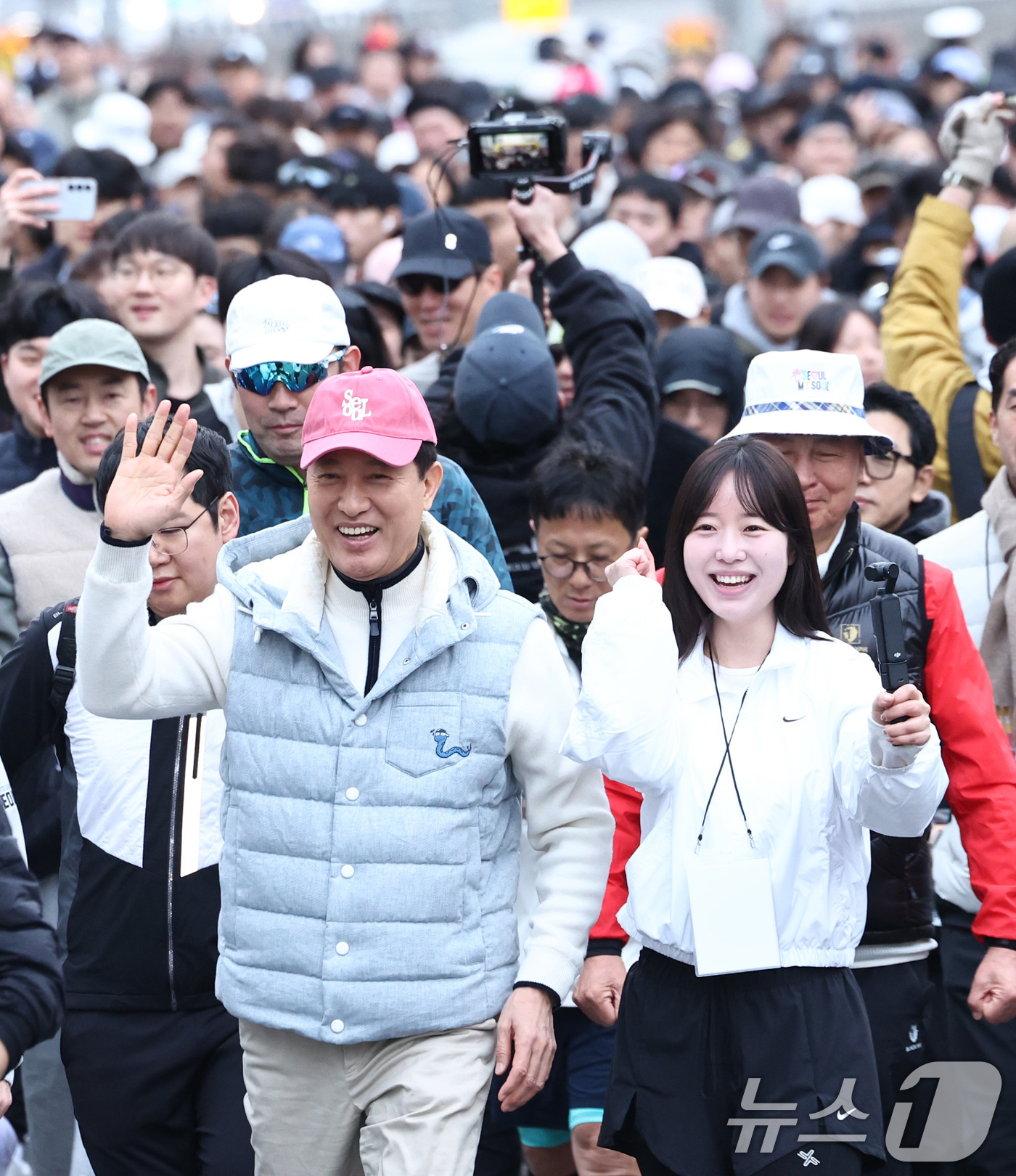 (서울=뉴스1) 최지환 기자 = 오세훈 서울시장이 14일 오전 서울 영등포구 여의도공원 일대에서 열린 '쉬엄쉬엄 모닝'에 참석해 시민들과 함께 걷고 있다.'쉬엄쉬엄 모닝'은 도심 …