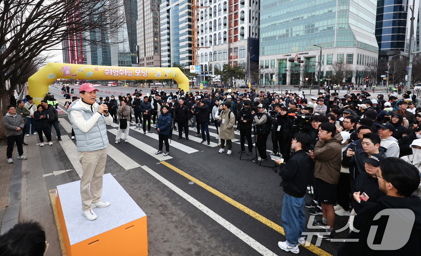(서울=뉴스1) 최지환 기자 = 오세훈 서울시장이 14일 오전 서울 영등포구 여의도공원 일대에서 열린 '쉬엄쉬엄 모닝'에서 인사말을 하고 있다.'쉬엄쉬엄 모닝'은 도심 도로 공간을 …