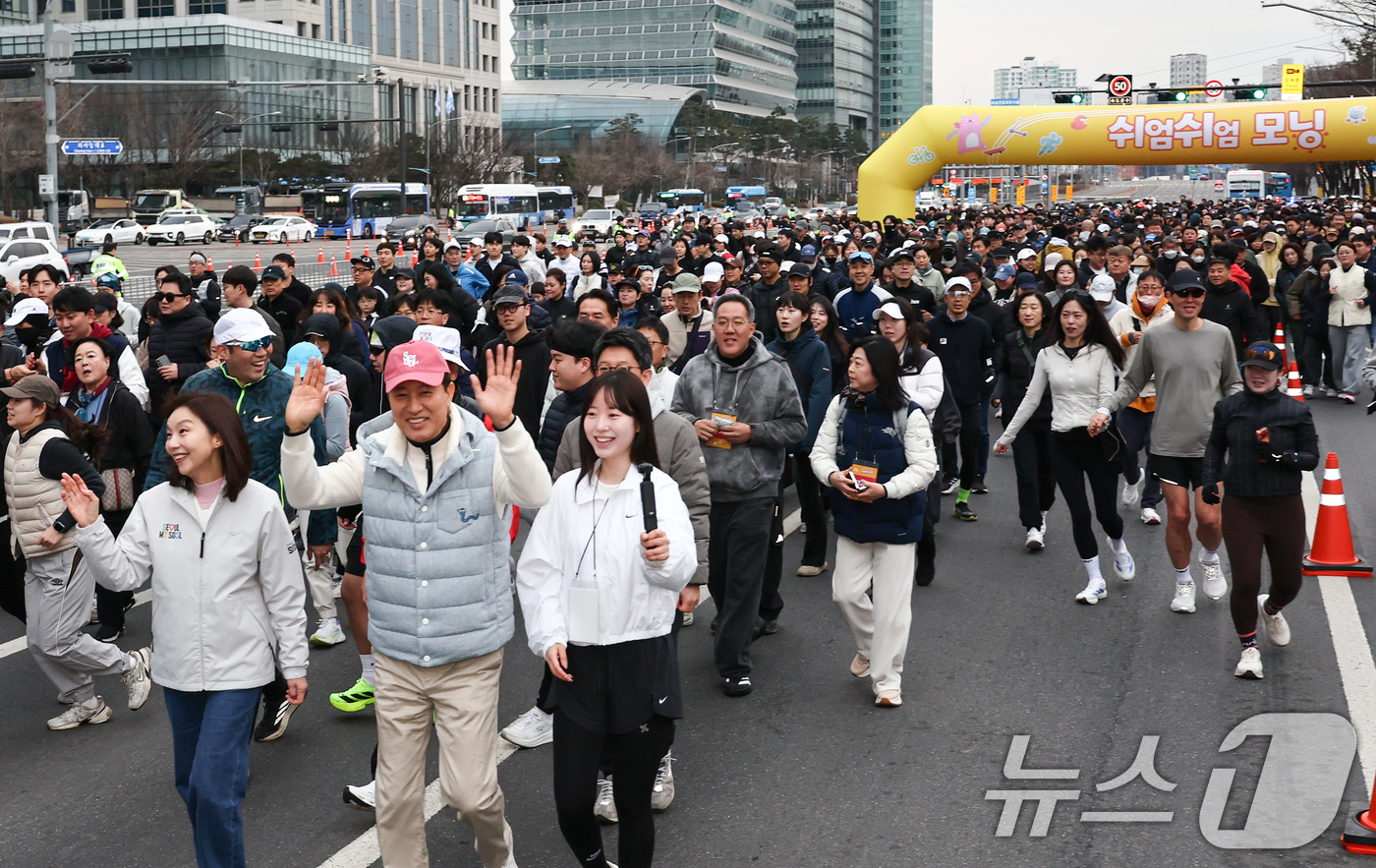 (서울=뉴스1) 최지환 기자 = 오세훈 서울시장이 14일 오전 서울 영등포구 여의도공원 일대에서 열린 '쉬엄쉬엄 모닝'에 참석해 시민들과 함께 걷고 있다.'쉬엄쉬엄 모닝'은 도심 …