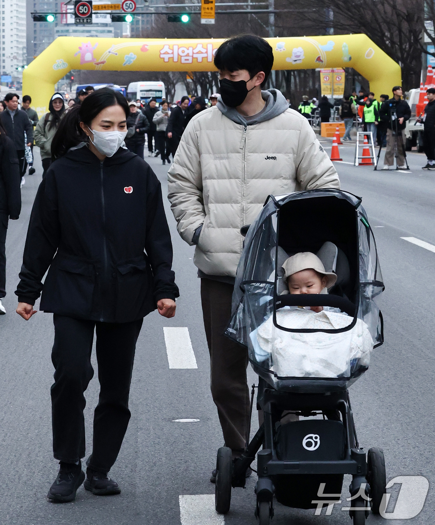 (서울=뉴스1) 최지환 기자 = 14일 오전 서울 영등포구 여의도공원 일대에서 열린 '쉬엄쉬엄 모닝'에서 시민들이 운동을 하고 있다.'쉬엄쉬엄 모닝'은 도심 도로 공간을 시민에게 …