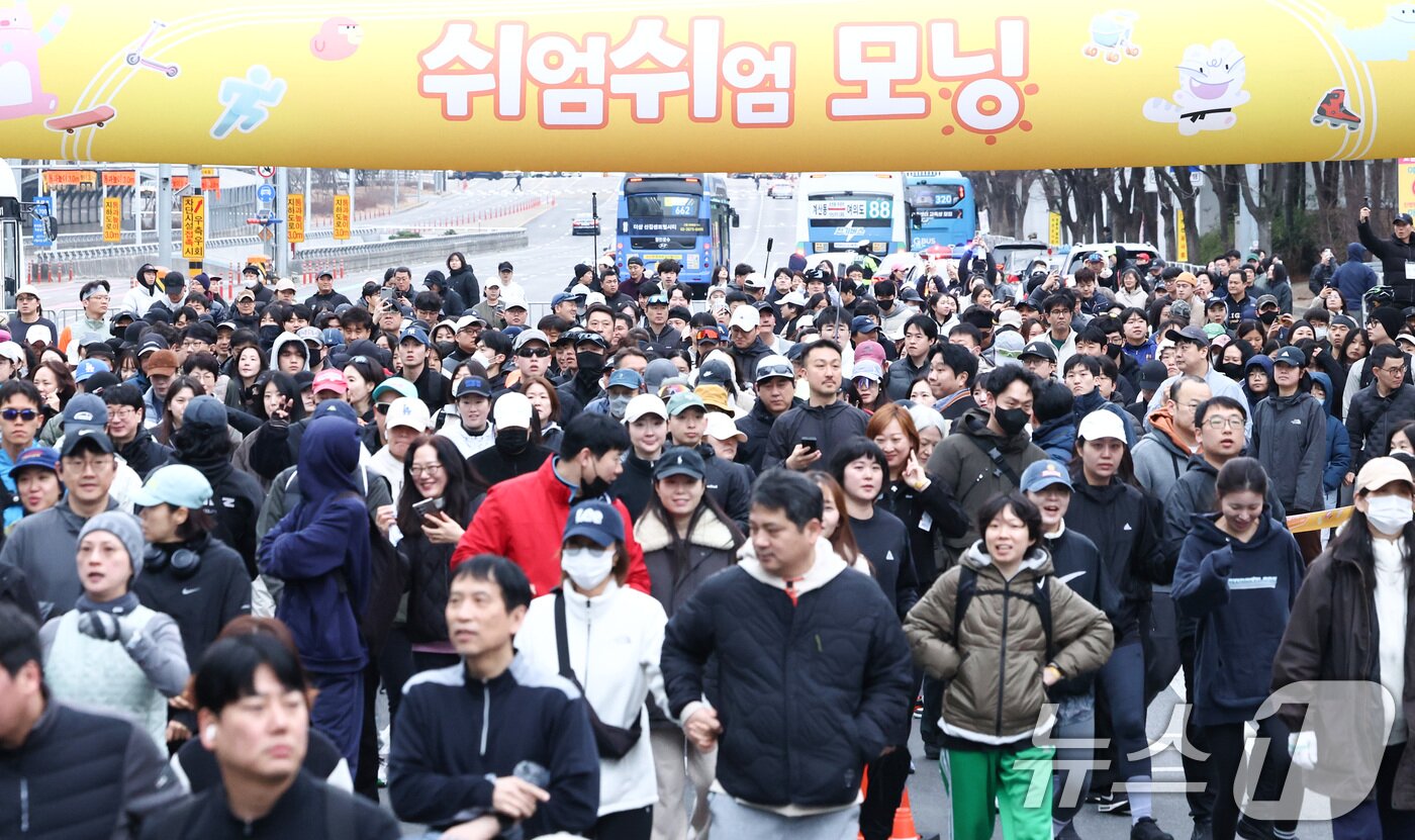 본문 이미지 - 14일 오전 서울 영등포구 여의도공원 일대에서 열린 '쉬엄쉬엄 모닝'에서 시민들이 운동을 하고 있다. '쉬엄쉬엄 모닝'은 도심 도로 공간을 시민에게 개방하는 서울형 생활체육 프로그램으로 이날 처음으로 개최됐다. 2026.3.14 ⓒ 뉴스1 최지환 기자